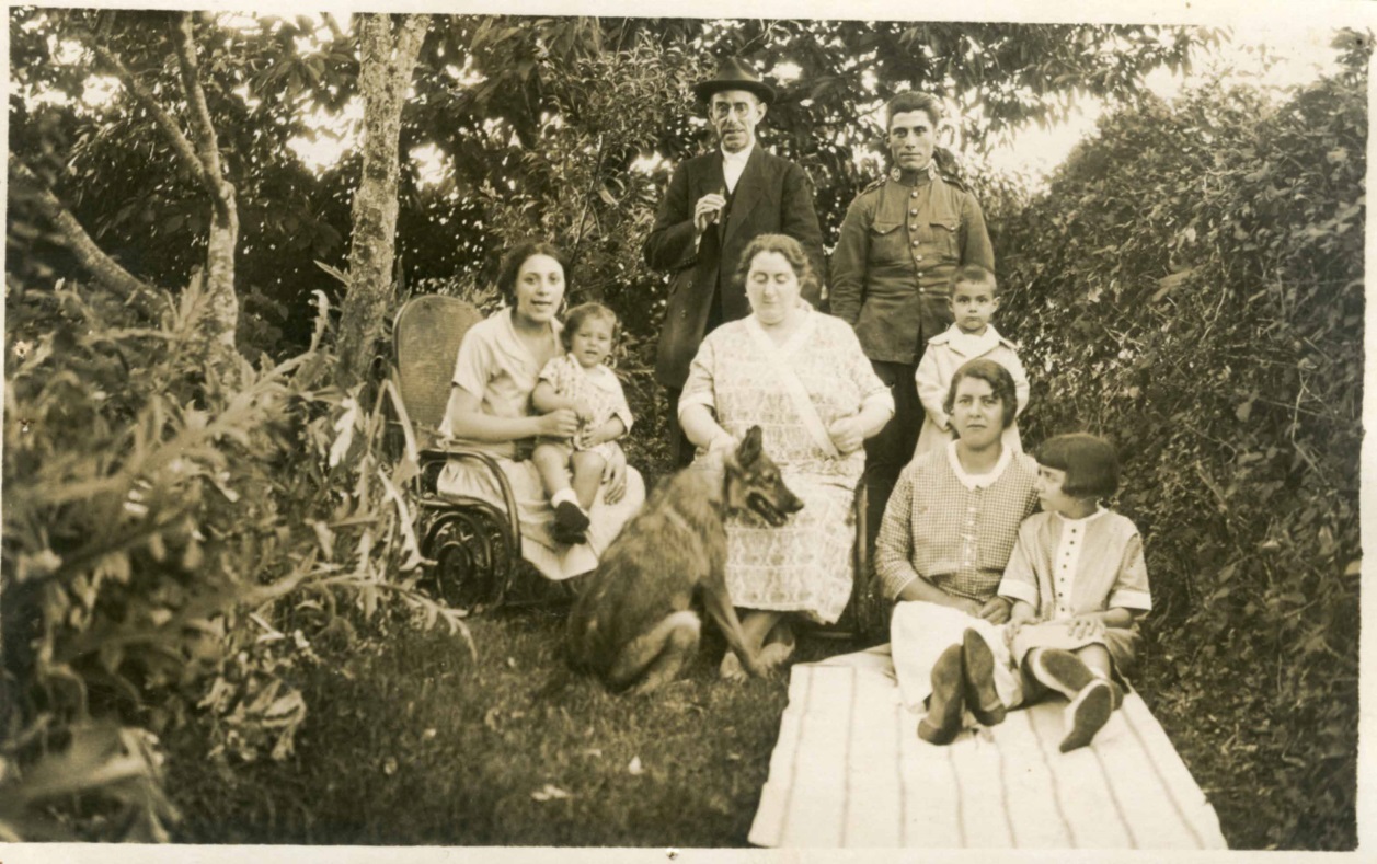 Familia con Perro Lobo en Comillas, 1902